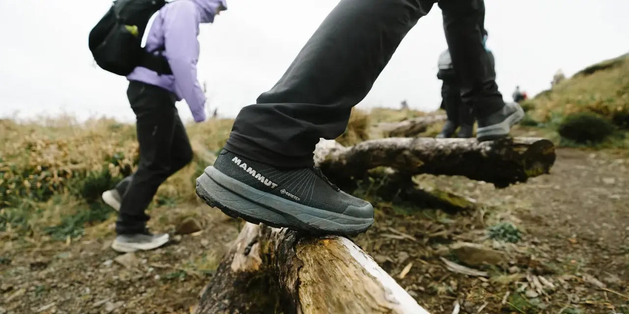 Dobre buty w góry to klucz do pewnego kroku. Na zdjęciu widać turystów w solidnych, wodoodpornych butach Mammut Gore-Tex, pokonujących przeszkody na szlaku.