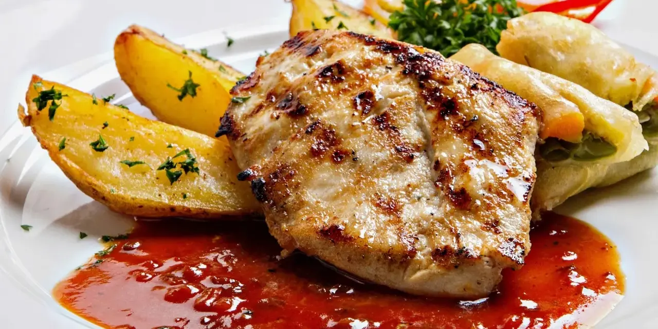 Grillowany kurczak z pieczonymi ziemniakami i sosem, idealny posiłek w jednej z restauracji w Bukowinie Tatrzańskiej.