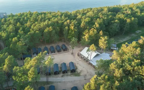 Jak znaleźć nocleg nad morzem: sprawdzone sposoby na tanie oferty