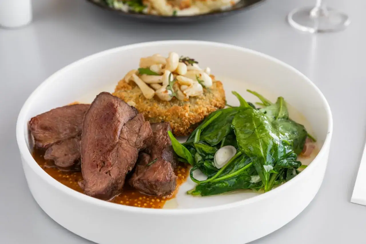 Wykwintne danie z polędwicą, panierowanym kotlecikiem i szpinakiem. Idealne dla szukających restauracji w Bukowinie Tatrzańskiej.