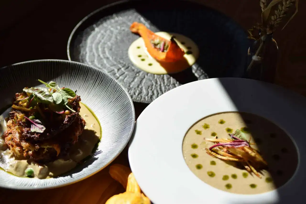 Wykwintne dania w restauracjach Bukowina Tatrzańska: kremowa zupa, placki ziemniaczane i pieczona marchewka.